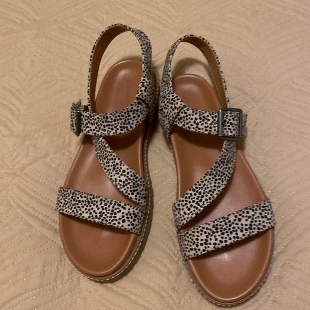 Size 7 Universal Thread sandals - Womens